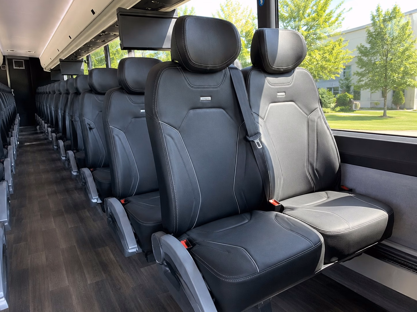 shuttle your wedding guests between columbus hotels and your ceremony venue